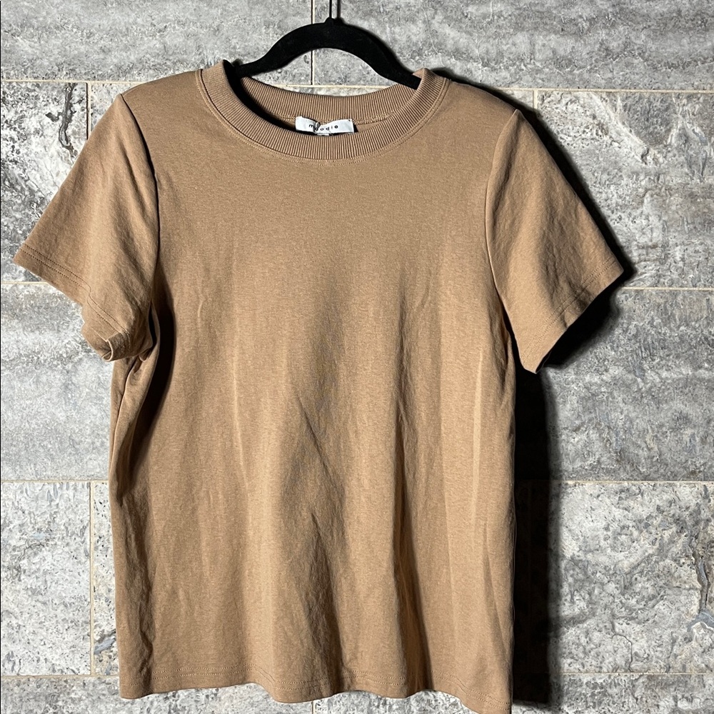 Moodie Women’s T-Shirt with Lightly Padded Shoulders in tan/brown (medium)